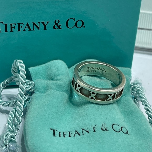 - Tiffany and Co. Atlas Ring size6 in silver 925. Comes with pouch and box. - Picture 3 of 14